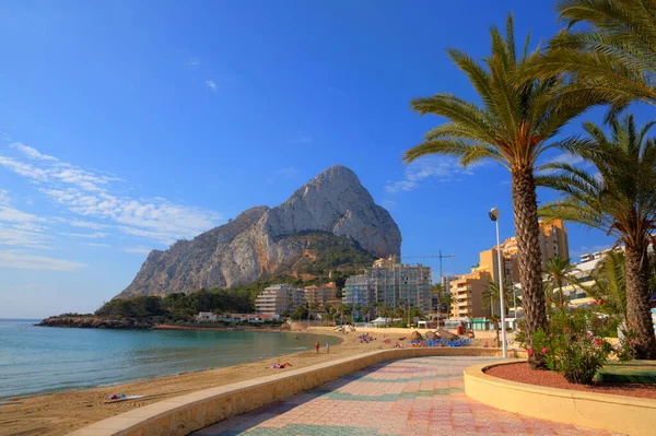 Calp Rock Spagna Con Palme Dalla Spiaggia Levante Fossa Spagna — Foto Stock