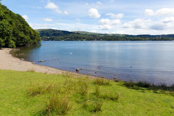 Windermere Lake District National Park Inghilterra uk in una bella giornata estiva con cielo blu popolare attrazione turistica — Foto Stock
