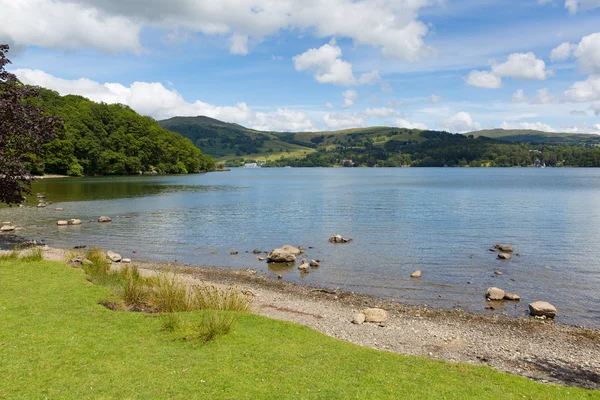 Windermere Lake District National Park Inglaterra Reino Unido en un hermoso día de verano con cielo azul atracción turística popular —  Fotos de Stock