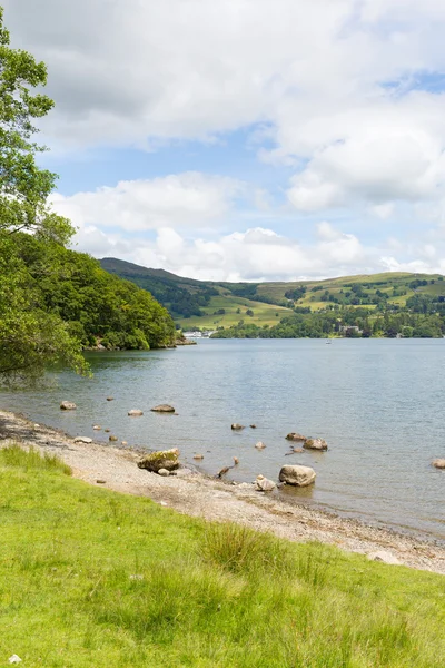 Λίμνη Windermere περιοχή Ηνωμένο Βασίλειο Αγγλία εθνικό πάρκο σε μια όμορφη καλοκαιρινή μέρα με μπλε ουρανό δημοφιλές τουριστικό αξιοθέατο — Φωτογραφία Αρχείου