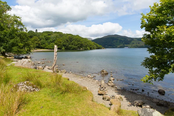 Windermere Gölü Bölgesi Milli Parkı İngiltere İngiltere ile mavi gökyüzü popüler turistik bir güzel bir yaz gününde — Stok fotoğraf