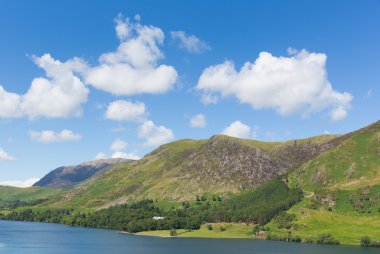 dağlar ve fells buttermere lake district cumbria İngiltere İngiltere güzel güneşli yaz gününde