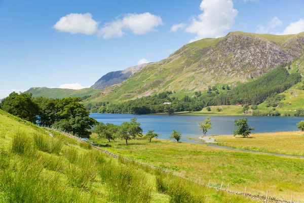 Beautiful lake of Buttermere The lakes National Park Cumbria England uk on a beautiful sunny summer day — Stock Photo, Image