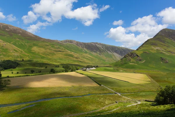 A hegyek mellett buttermere tóvidék cumbria Anglia Egyesült Királyság — Stock Fotó