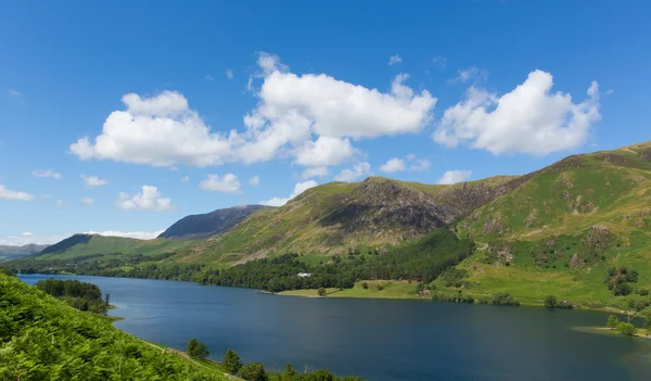 Buttermere lake district cumbria Engeland uk op een mooie zonnige zomerdag — Stockfoto