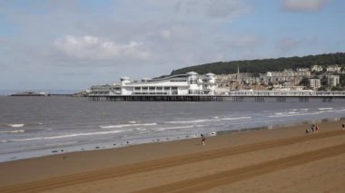 turistler ve ziyaretçiler weston-super-mare somerset İngiltere İngiltere bu popüler Batı turizm tesisi mavi gökyüzü ile bir güzel bir yaz gününde
