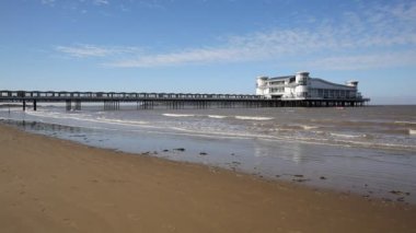 Bu popüler Batı turizm tesisi mavi gökyüzü ile bir güzel yaz günü İngiltere İngiltere Grand iskele ve Plajı weston-super-mare somerset