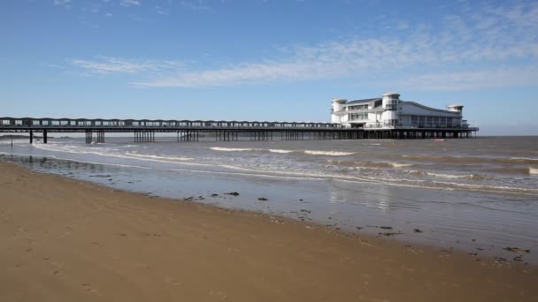 Grand Pier et plage Weston-super-Mare Somerset Angleterre Royaume-Uni par une belle journée d'été avec ciel bleu dans cette station touristique populaire de West Country — Video