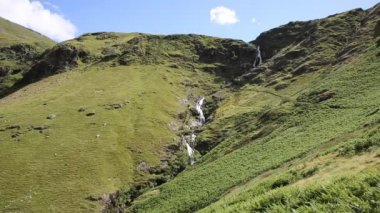 Moss zorla şelale göl ilçe Milli Parkı cumbria uk üzerinde güzel bir mavi gökyüzü yaz gününde newlands hause newlands Vadisi buttermere Vadisi arasındaki geçişi