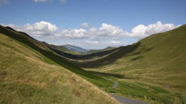 buttermere ve keswick lake district cumbria İngiltere İngiltere ile mavi gökyüzü ve bulutlar ve gölgeler arasındaki vadi