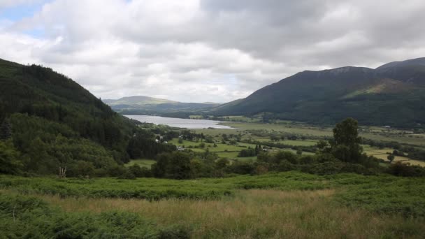 Бассентуэйт-Лейк-Дистрикт (Bassenthwaite Lake District), расположенный недалеко от английского графства Кембридж, питается рекой Дервент у подножия Феддава, недалеко от города Федфик. — стоковое видео