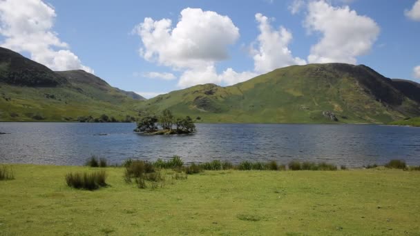 克拉莫克水西湖区北部西与英国巴特米尔湖和 loweswater 之间在炎热的夏天 — 图库视频影像