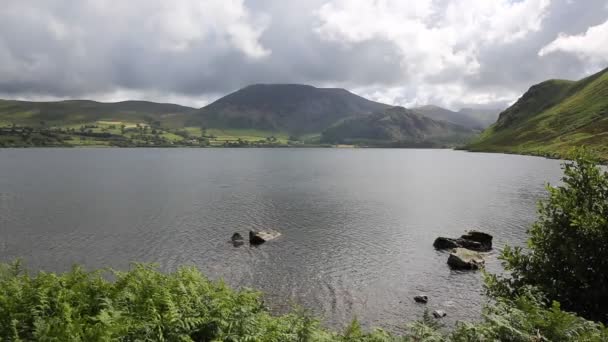 Похмурий день в ennerdale воді озера району Національний парк Камбрія Англії Великобританії — стокове відео