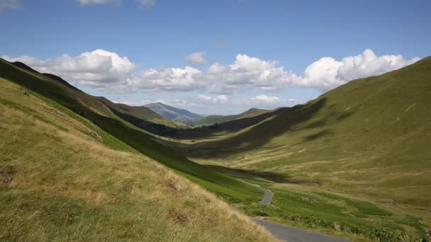 Buttermere ve keswick lake district cumbria İngiltere İngiltere ile mavi gökyüzü ve bulutlar ve gölgeler arasındaki vadi — Stok video