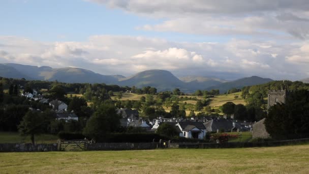 Hawkshead Озерному Національний парк Англії Великобританії у прекрасний літній вечір — стокове відео