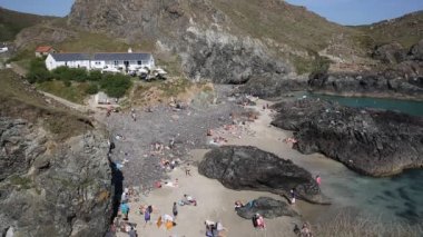 kynance koyu kertenkele yakınındaki helston cornwall İngiltere İngiltere güzel güneşli bir yaz günü ile mavi gökyüzü ve deniz