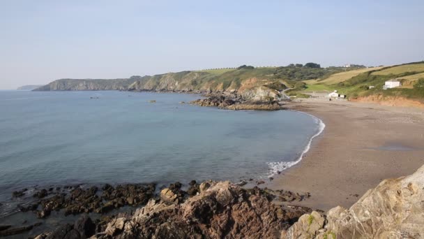Pantai Kennack Sands Cornwall pantai Warisan Kadal Inggris Barat Daya pada hari musim panas yang cerah — Stok Video