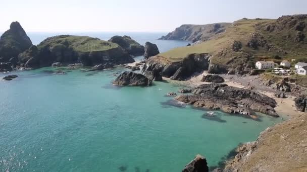 Kynance koyu kertenkele yakınındaki helston cornwall İngiltere İngiltere güzel güneşli bir yaz günü ile mavi gökyüzü ve deniz — Stok video