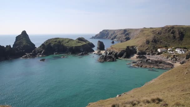 Kynance Cove La Lucertola vicino Helston Cornovaglia Inghilterra Regno Unito bella giornata estiva soleggiata con cielo blu e mare — Video Stock