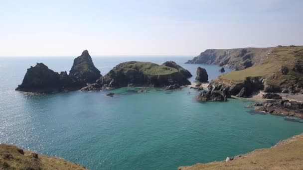 Türkisfarbenes Meer bei kynance bucht die eidechse in der nähe von helston cornwall england uk — Stockvideo