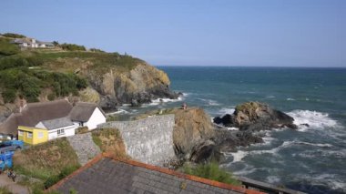 denize cadgwith kertenkele miras Sahili Güney Batı İngiltere'nin cornwall balıkçı köyü üzerinden bir gün güneşli yaz dalgalar ile kulak
