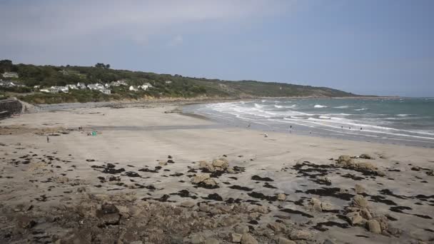 Coverack playa y bahía Cornwall Inglaterra Reino Unido con olas — Vídeo de stock