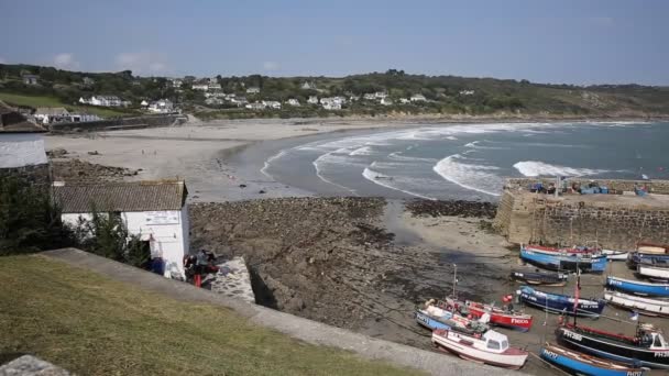 Barcos em Coverack porto Cornwall Inglaterra UK maré baixa — Vídeo de Stock