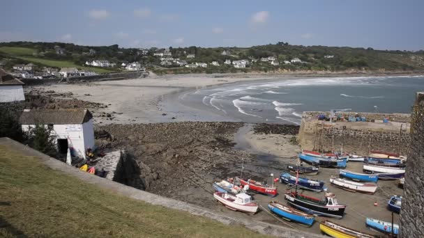 Barche in Porto di Coverack Cornovaglia Inghilterra Bassa marea — Video Stock