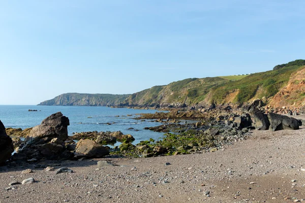 Costa e rochas em Kennack Sands Cornwall a costa Lizard Heritage Sudoeste da Inglaterra com céu azul em uma manhã ensolarada de verão — Fotografia de Stock