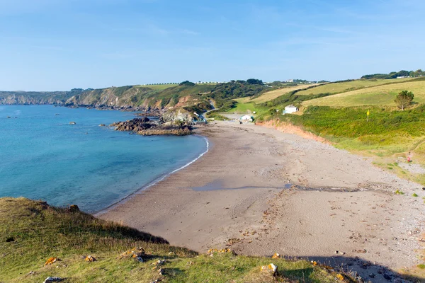 Kennack Sands Cornouailles le Lézard Angleterre Royaume-Uni avec un ciel bleu par une matinée d'été ensoleillée — Photo