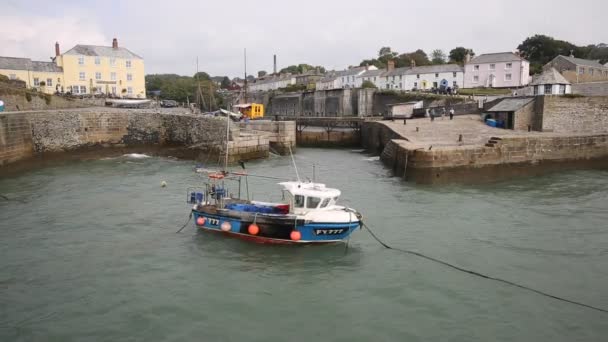 Boa ricking em ondas no porto de Charlestown perto de St Austell Cornwall England UK — Vídeo de Stock