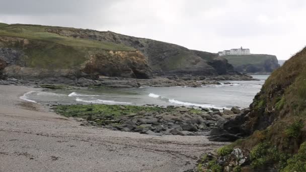 Kyrkan vik nära gunwalloe cornwall england Storbritannien på halvön lizard söder om helston och mellan porthleven och mullion inom cornish enastående naturskönhet (aonb) — Stockvideo