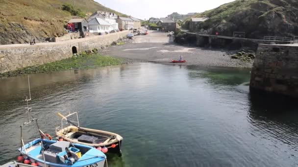 Mullion Cove port Péninsule Lizard sud Cornouailles Royaume-Uni situé sur Mounts Bay près de Helston — Video