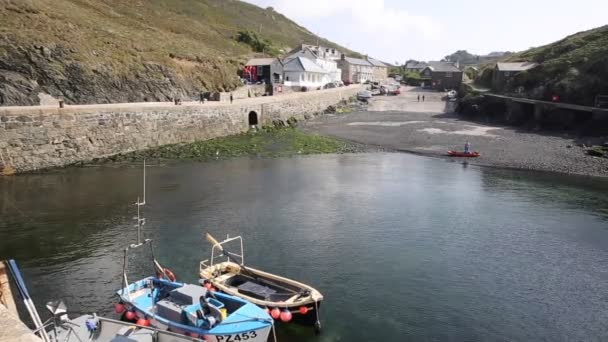 Mullion Cove Hafen Lizard Halbinsel Südost Cornwall uk liegt am mounts Bay nahe helston — 图库视频影像