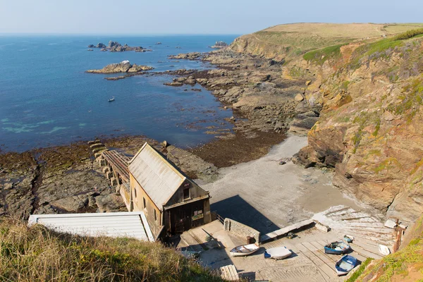 Afgedankte rnli reddingsboot station de hagedis schiereiland cornwall Engeland uk ten zuiden van helston in de zomer van op kalme blauwe zee hemel dag — Stockfoto