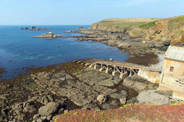 La péninsule du Lézard Cornouailles Angleterre Royaume-Uni au sud de Helston en été par une journée calme de ciel bleu — Photo