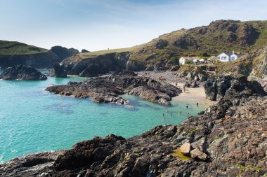 turistler ve ziyaretçiler kynance zevk ile mavi gökyüzü ve denizin güzel güneşli yaz gününde kertenkele helston cornwall İngiltere İngiltere yakınındaki koyu