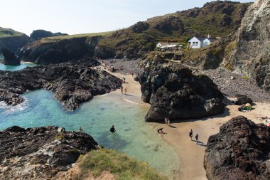 turistler ve ziyaretçiler kynance zevk ile mavi gökyüzü ve denizin güzel güneşli yaz gününde kertenkele helston cornwall İngiltere İngiltere yakınındaki koyu