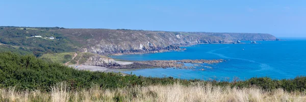 Na półwyspie lizard wybrzeże Kornwalii w kierunku piasków kennack i compass cove zachód Anglii Wielkiej Brytanii na słoneczny błękitne niebo lato dzień panorama — Zdjęcie stockowe