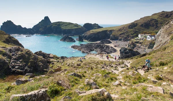 Turistler ve ziyaretçiler kynance zevk ile mavi gökyüzü ve denizin güzel güneşli yaz gününde kertenkele helston cornwall İngiltere İngiltere yakınındaki koyu — Stok fotoğraf