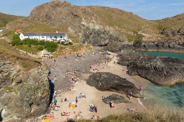 Touristen und Besucher genießen kynance cove the lizard near helston cornwall england uk an einem schönen sonnigen Sommertag mit blauem Himmel und Meer — Stockfoto