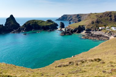 Turkuaz açık deniz kynance koyu kertenkele cornwall İngiltere İngiltere'de bir güzel güneşli yaz gününde