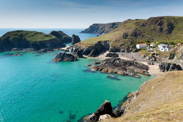 Kynance Zatoka jaszczurka cornwall uk Anglii w piękny słoneczny dzień z błękitne niebo i morze — Zdjęcie stockowe