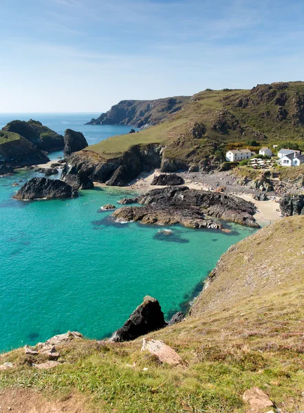 Kynance Zatoka jaszczurka cornwall uk Anglii w piękny słoneczny dzień z błękitne niebo i morze — Zdjęcie stockowe