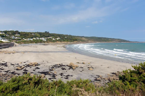 Couverture plage Cornouailles Angleterre Royaume-Uni village de pêcheurs côtiers sur la côte du Lizard Heritage sud-ouest de l'Angleterre par une journée d'été ensoleillée — Photo