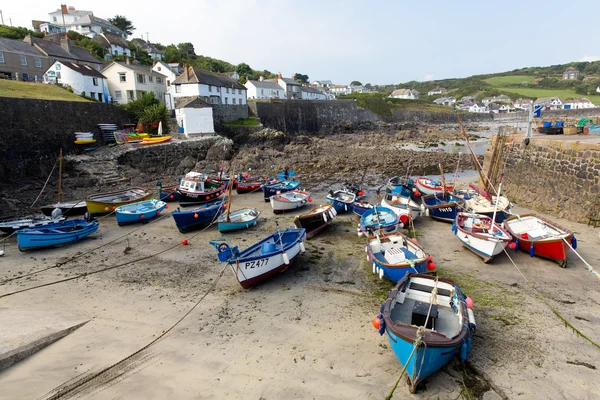 Barcos em Coverack porto Cornwall Inglaterra Reino Unido vila de pesca costeira na costa Lizard Heritage Sudoeste da Inglaterra em um dia ensolarado de verão — Fotografia de Stock
