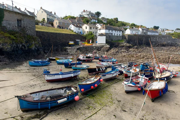 Boats in Coverack harbour Cornwall England UK coastal fishing village on the Lizard Heritage coast South West England on a sunny summer day — Stock Photo, Image