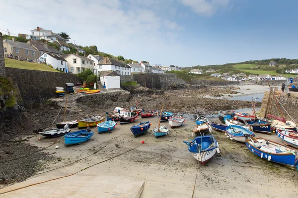 Maré baixa e barcos em Coverack porto Cornwall Inglaterra Reino Unido aldeia de pesca costeira na costa Lizard Heritage Sudoeste da Inglaterra em um dia ensolarado de verão — Fotografia de Stock
