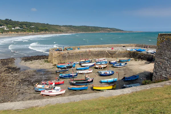 Barcos e ondas brancas Coverack porto Cornwall Inglaterra Reino Unido aldeia de pesca costeira na costa Lizard Heritage Sudoeste da Inglaterra em um dia ensolarado de verão — Fotografia de Stock