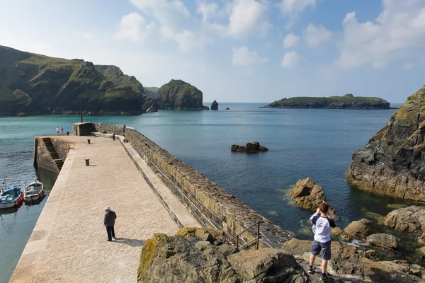 マリオン島、トカゲ半島南コー ンウォール、イギリス マウント ヘルストン優れた自然の美しさのコーニッシュ地区内湾に位置しています — ストック写真